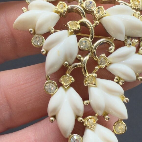 Vintage Bogoff Brooch White Lucite Rhinestone Large - Picture 9 of 10
